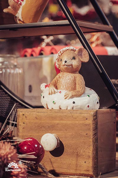Figurine de souris de Noël dans un donut